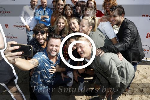 Eiland van Maurik 4 september 2017
Groepsfoto met Nicolette Kluijver en Dennis Weening met Marieke Elsinga, Anouk Hoogendijk, Roeland Fernhout, Niels Gomperts, Carolina Dijkhuizen, Henk Poort, Joelle Witschge, Richard Witschge, Shelly Sterk, Soundos El Ahmadi, Danny Froger, Kaj Gorgels, Nicole Buch en Brace. tijdens de persviewing van Expeditie Robinson 2017 op het Eiland van Maurik
