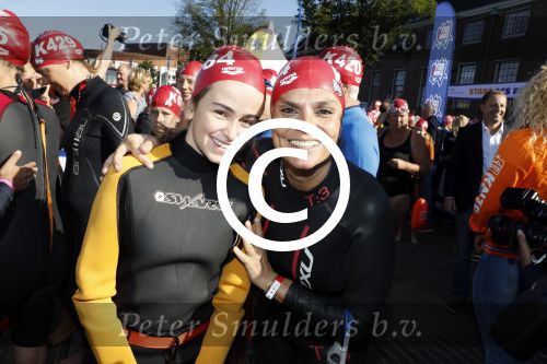 Amsterdam 3 september 2017  
ALS Cityswim in de amsterdamse grachten. Johnny de Mol jr en Rick Brandsteder zemmen met Ralph en Carlijn de Vies en hun kinderen  zoon Daniel en  hun dochter. 
Diane Janknegt met dochter