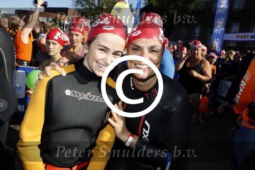 Amsterdam 3 september 2017  
ALS Cityswim in de amsterdamse grachten. Johnny de Mol jr en Rick Brandsteder zemmen met Ralph en Carlijn de Vies en hun kinderen  zoon Daniel en  hun dochter. 
Diane Janknegt met dochter