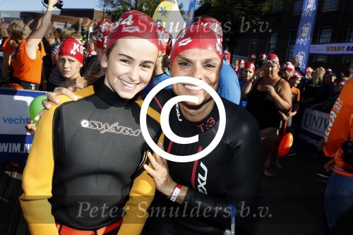 Amsterdam 3 september 2017  
ALS Cityswim in de amsterdamse grachten. Johnny de Mol jr en Rick Brandsteder zemmen met Ralph en Carlijn de Vies en hun kinderen  zoon Daniel en  hun dochter. 
Diane Janknegt met dochter