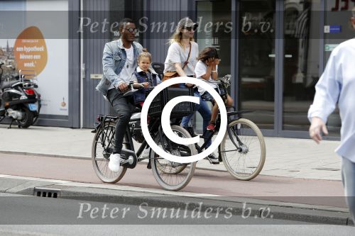 Amsterdam 2 augustus 2017 
Doutzen Kroes en Sunnery James met hun kinderen op de fiets.