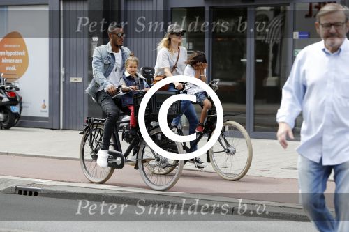 Amsterdam 2 augustus 2017 
Doutzen Kroes en Sunnery James met hun kinderen op de fiets.