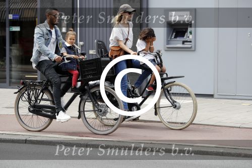 Amsterdam 2 augustus 2017 
Doutzen Kroes en Sunnery James met hun kinderen op de fiets.