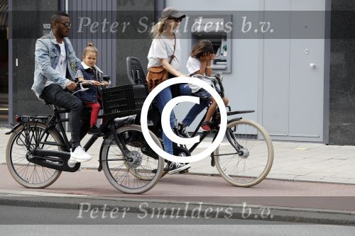 Amsterdam 2 augustus 2017 
Doutzen Kroes en Sunnery James met hun kinderen op de fiets.