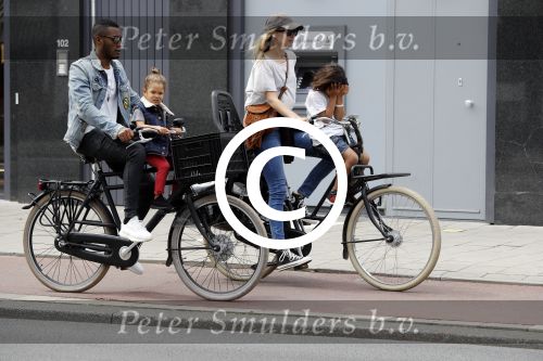 Amsterdam 2 augustus 2017 
Doutzen Kroes en Sunnery James met hun kinderen op de fiets.