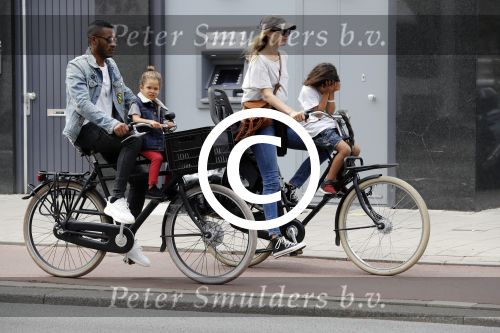 Amsterdam 2 augustus 2017 
Doutzen Kroes en Sunnery James met hun kinderen op de fiets.