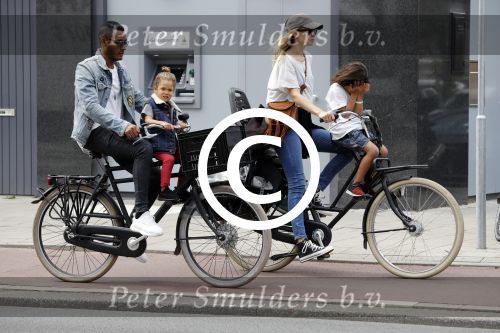 Amsterdam 2 augustus 2017 
Doutzen Kroes en Sunnery James met hun kinderen op de fiets.
