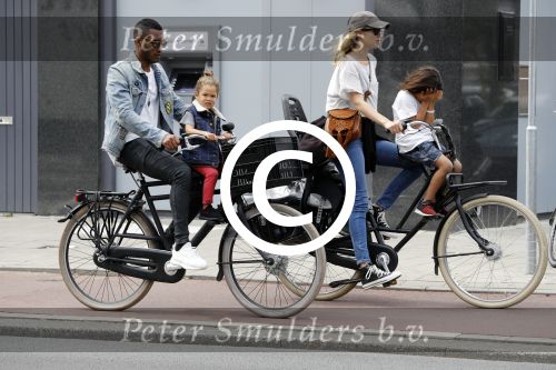 Amsterdam 2 augustus 2017 
Doutzen Kroes en Sunnery James met hun kinderen op de fiets.