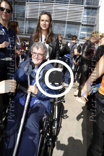 Amsterdam 3 september 2017  
ALS Cityswim in de amsterdamse grachten. Edwin de Vries op krukken en in rolstoel