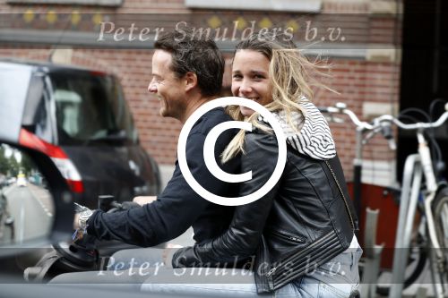 Amsterdam 24 juli 2017  
Ellen Hoog achter op de scooter bij haar man Kelvin de Lang