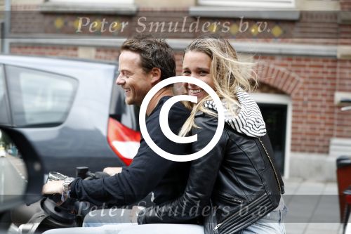 Amsterdam 24 juli 2017  
Ellen Hoog achter op de scooter bij haar man Kelvin de Lang