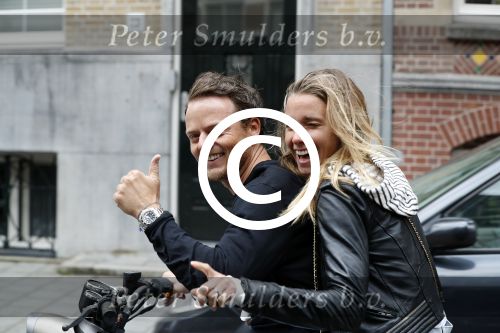 Amsterdam 24 juli 2017  
Ellen Hoog achter op de scooter bij haar man Kelvin de Lang