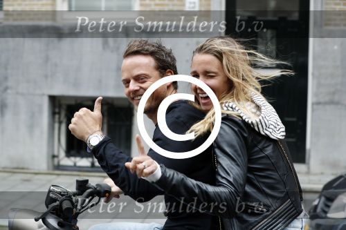 Amsterdam 24 juli 2017  
Ellen Hoog achter op de scooter bij haar man Kelvin de Lang