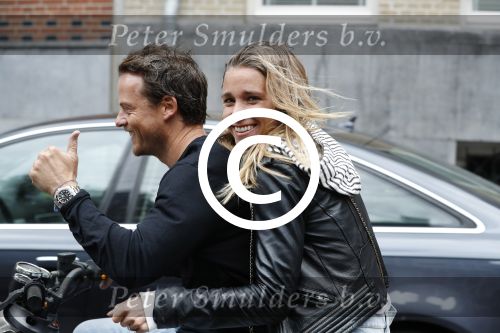 Amsterdam 24 juli 2017  
Ellen Hoog achter op de scooter bij haar man Kelvin de Lang