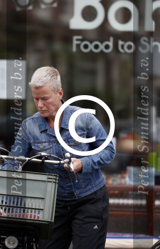 Amsterdam 28 juli 2017
Politieagente Ellie Lust met haar fiets in amsterdam