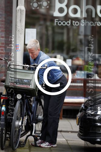 Amsterdam 28 juli 2017
Politieagente Ellie Lust met haar fiets in amsterdam
