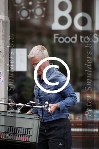 Amsterdam 28 juli 2017
Politieagente Ellie Lust met haar fiets in amsterdam
