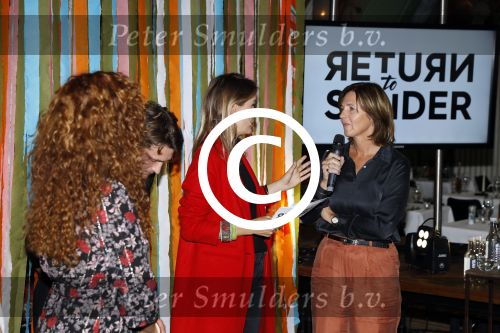 Amsterdam 14 september 2017
Presentatie nieuwe produkten return to sender met Katja Schuurman. Hannah Verboom presenteert het gebeuren. Verder aanwezig de ouders van Katja Birgit Schuurman met Arne Toonen Thijs Romer Sammie en Freek  van Noortwijk. Elsemieke Havenga
