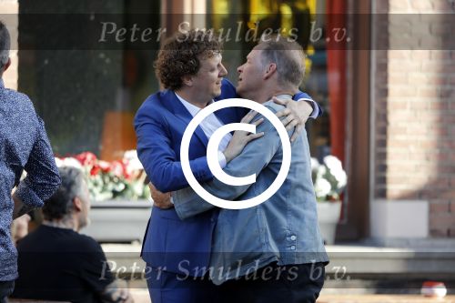 Leiden 2 juli 2017 
Jochem Myjer en zijn vriendin Marloes Novan vieren de 40e verjaardag van Jochem met familie en vrienden. Erik van Muiswinkel