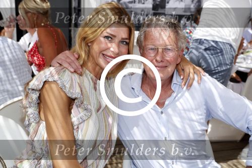 Saint Tropez 3 augustus 2017
Jan des Bouvrie viert zijn 75e verjaardag met familie en vrienden bij Tropezina. Jan met Estelle Cruijff