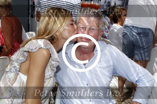 Saint Tropez 3 augustus 2017
Jan des Bouvrie viert zijn 75e verjaardag met familie en vrienden bij Tropezina. Jan met Estelle Cruijff