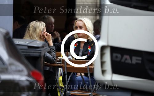 Amsterdam 11 juli 2017
Eva Jinek met vriendin Kristien v Dillen op terras