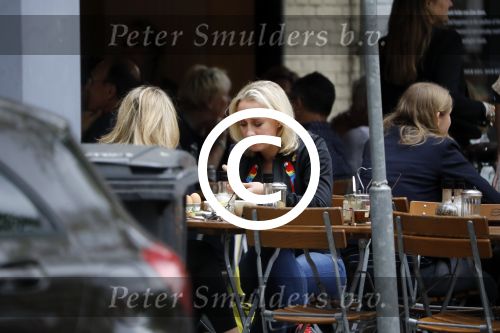 Amsterdam 11 juli 2017
Eva Jinek met vriendin Kristien v Dillen op terras