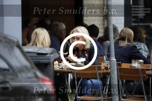 Amsterdam 11 juli 2017
Eva Jinek met vriendin Kristien v Dillen op terras