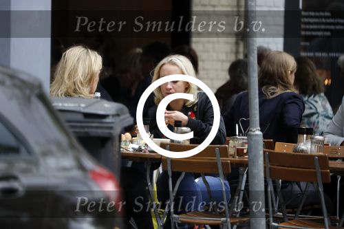 Amsterdam 11 juli 2017
Eva Jinek met vriendin Kristien v Dillen op terras
