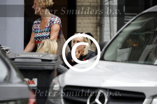 Amsterdam 11 juli 2017
Eva Jinek met vriendin Kristien v Dillen op terras