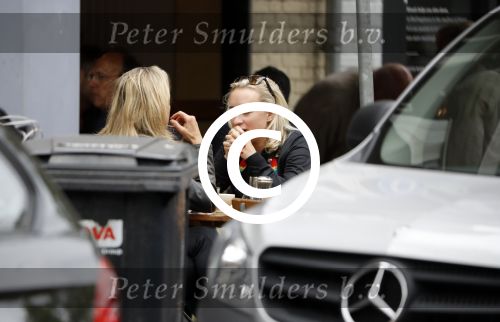 Amsterdam 11 juli 2017
Eva Jinek met vriendin Kristien v Dillen op terras