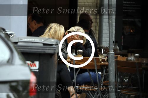 Amsterdam 11 juli 2017
Eva Jinek met vriendin Kristien v Dillen op terras