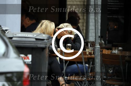 Amsterdam 11 juli 2017
Eva Jinek met vriendin Kristien v Dillen op terras