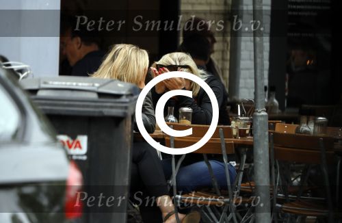 Amsterdam 11 juli 2017
Eva Jinek met vriendin Kristien v Dillen op terras