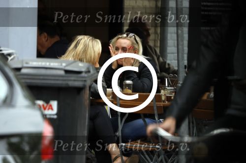 Amsterdam 11 juli 2017
Eva Jinek met vriendin Kristien v Dillen op terras
