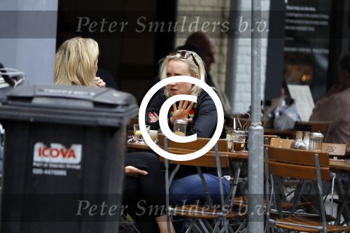 Amsterdam 11 juli 2017
Eva Jinek met vriendin Kristien v Dillen op terras