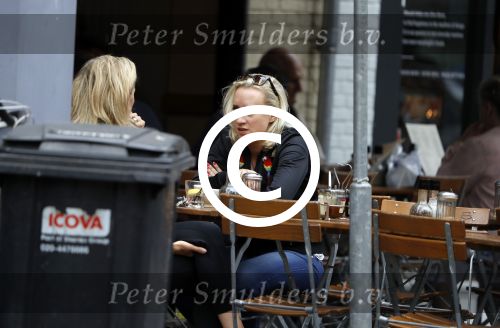 Amsterdam 11 juli 2017
Eva Jinek met vriendin Kristien v Dillen op terras