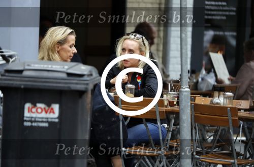 Amsterdam 11 juli 2017
Eva Jinek met vriendin Kristien v Dillen op terras