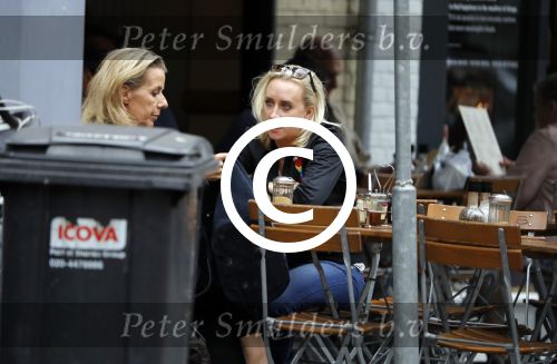 Amsterdam 11 juli 2017
Eva Jinek met vriendin Kristien v Dillen op terras