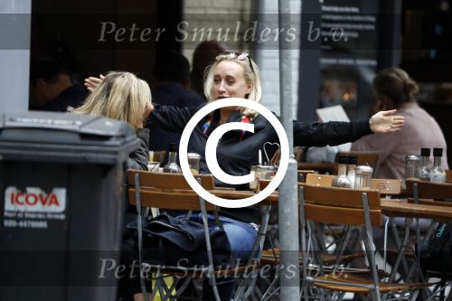 Amsterdam 11 juli 2017
Eva Jinek met vriendin Kristien v Dillen op terras