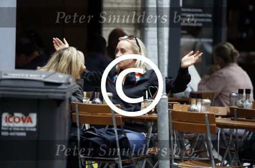 Amsterdam 11 juli 2017
Eva Jinek met vriendin Kristien v Dillen op terras