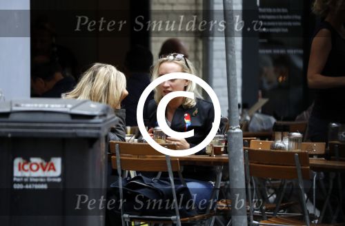 Amsterdam 11 juli 2017
Eva Jinek met vriendin Kristien v Dillen op terras