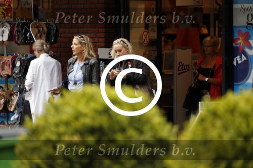 Amsterdam 11 juli 2017
Eva Jinek met vriendin Kristien v Dillen op terras