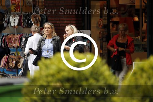 Amsterdam 11 juli 2017
Eva Jinek met vriendin Kristien v Dillen op terras