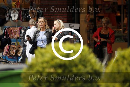 Amsterdam 11 juli 2017
Eva Jinek met vriendin Kristien v Dillen op terras