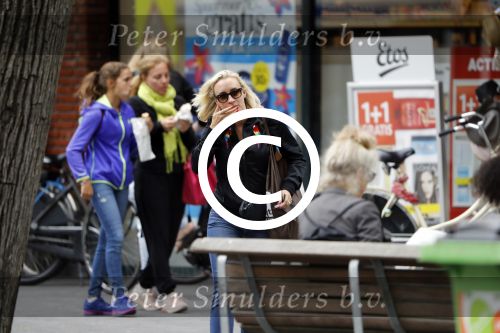 Amsterdam 11 juli 2017
Eva Jinek met vriendin Kristien v Dillen op terras