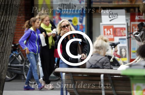 Amsterdam 11 juli 2017
Eva Jinek met vriendin Kristien v Dillen op terras