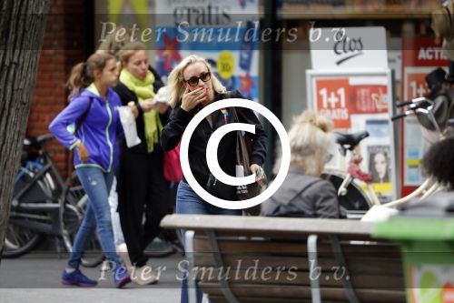 Amsterdam 11 juli 2017
Eva Jinek met vriendin Kristien v Dillen op terras