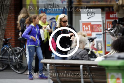 Amsterdam 11 juli 2017
Eva Jinek met vriendin Kristien v Dillen op terras