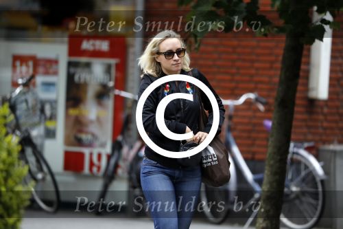 Amsterdam 11 juli 2017
Eva Jinek met vriendin Kristien v Dillen op terras